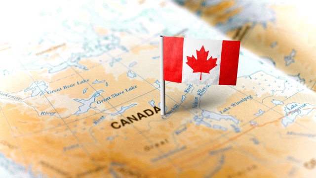 Повече от 155 000 канадски държавни служители ще стачкуват днес