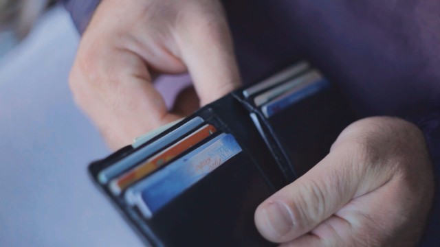 43 годишен мъж намери голяма сума пари в портмоне на паркинг