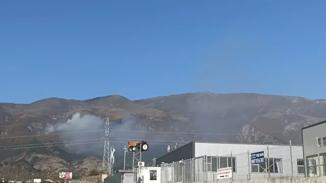 Пожар гори в Стара планина над Карлово Огънят е в