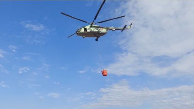 Хеликоптер се включи в гасенето на пожара в Родопите
