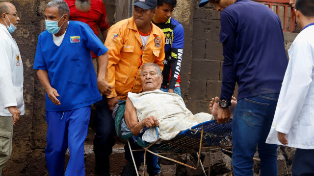 Най малко 7 са жертвите на свлачища и наводнения във Венецуела