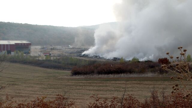 Овладяха пожара в депото за отпадъци в село Ракитница край
