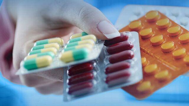 Търговци свързани с аптеки са изнасяли незаконно дефицитни лекарства Това