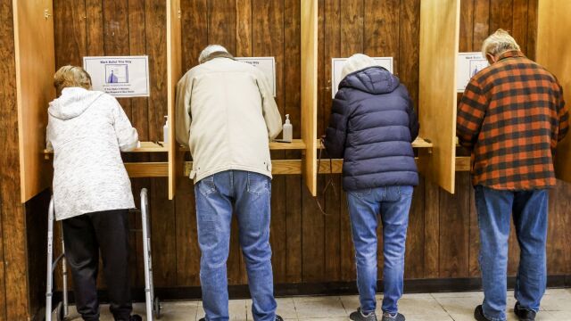 Американците гласуват на ключови междинни избори които ще предопределят политическия