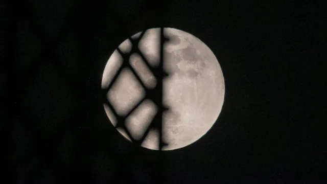 Последно пълно лунно затъмнение за годината Слънцето Земята и Луната