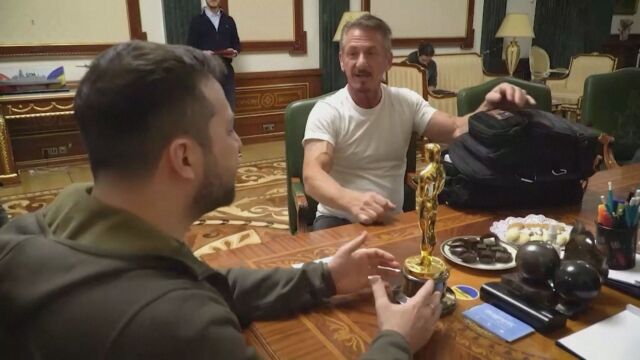 Холивудският актьор и директор Шон Пен даде статуетката си Оскар