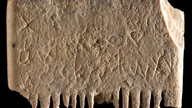 Археолози направиха неочаквано откритие – върху гребен за въшки беше