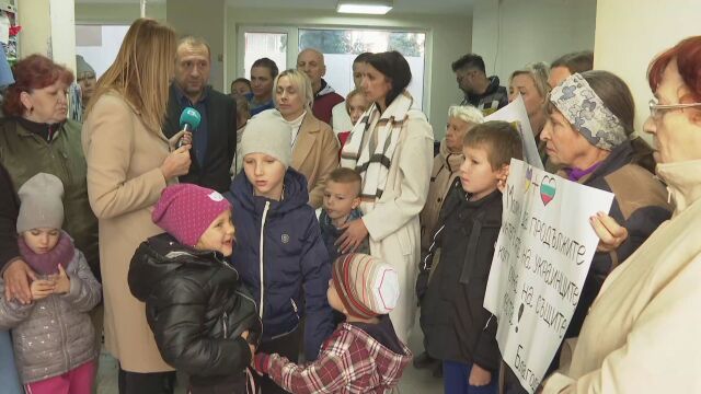 Украински бежанци на протест: Искат да останат в хотелите