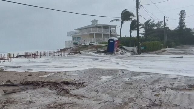 След като връхлетя Бахамските острови ураганът Никол достигна крайбрежието на