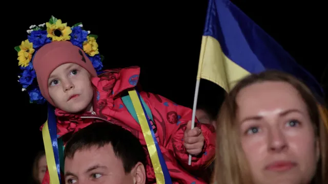 Десетки украинци евакуирани преди месеци от град Херсон се събраха