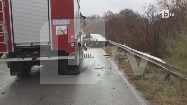 Тежка катастрофа край Котел: Кола и камион се удариха челно (ВИДЕО)