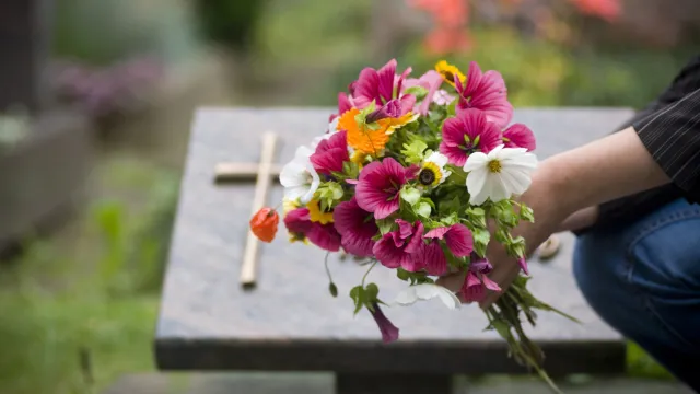 102 годишна жена от Великобритания откри гроба на мъртвороденото си През