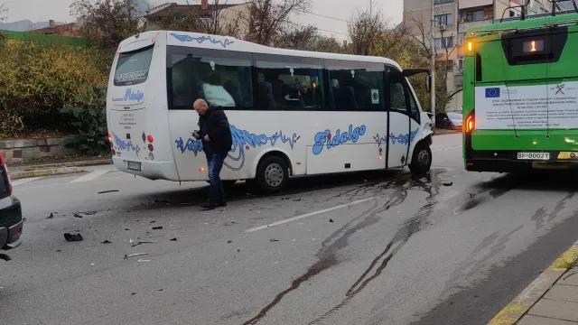 Автомобил и автобус се удариха на оживен булевард във Враца