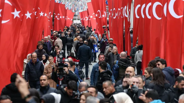 Сложиха знамена на улица Истиклял в Истанбул на която стана