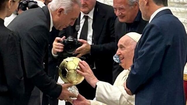 Стоичков подари "Златната топка" на Папата