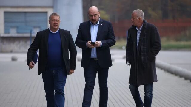 Бизнесмен смени Тити Папазов като шеф в "Левски"