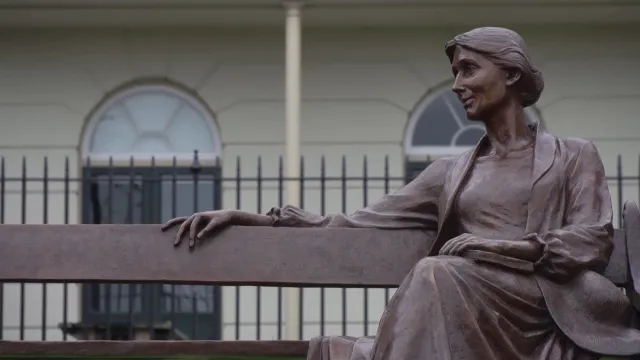 Вирджиния Улф гледа към Темза Статуя на писателката беше издигната