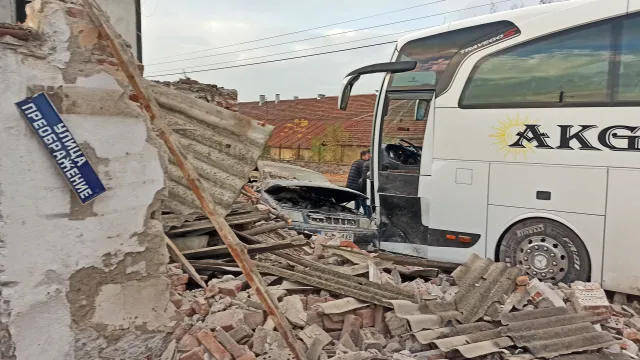 Кола се вряза в масивна тухлена ограда след като пресече