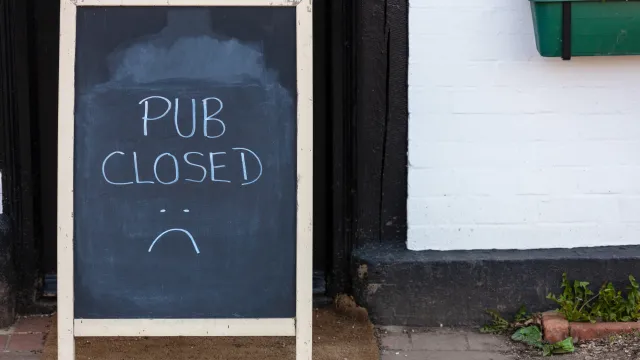 Много пъбовете ресторантите и кафенетата във Великобритания са намалили работното