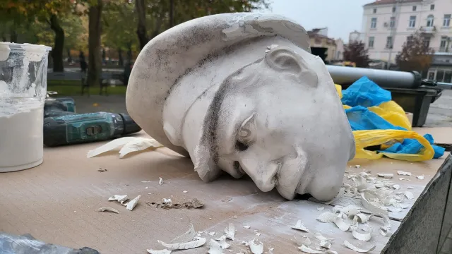 Реставрираната и ремонтирана глава на един от войниците на Паметника