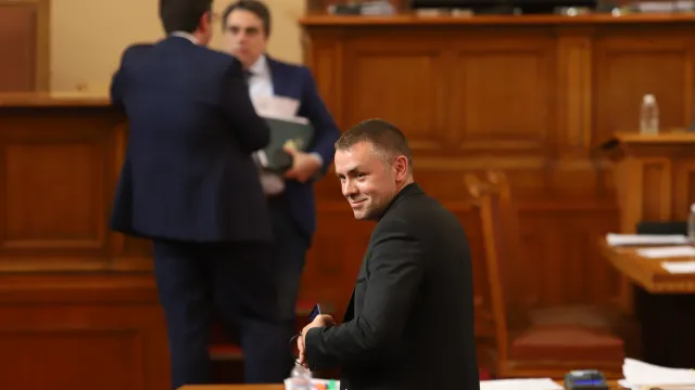 Депутатът от Продължаваме промяната Христо Петров обвини част от колегите