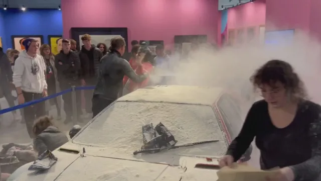 Екоактивисти посипаха с брашно кола изрисувана от американския поп артист