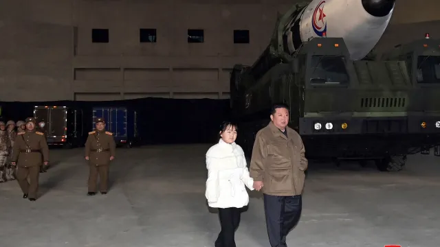 Лидерът на Северна Корея Ким Чен ун се появи с малката