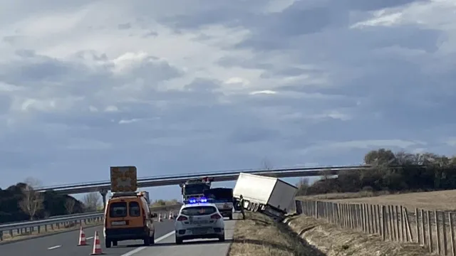 Силният вятър в Сливенска област обърна ремарке на товарен камион