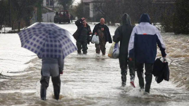 Проливни дъждове предизвикаха тежки наводнения в Западните Балкани Водата заля