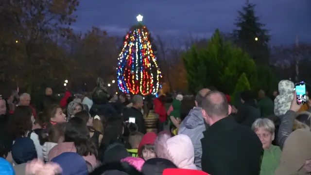 Коледният дух вече владее Пловдив Снощи бяха запалени светлините на