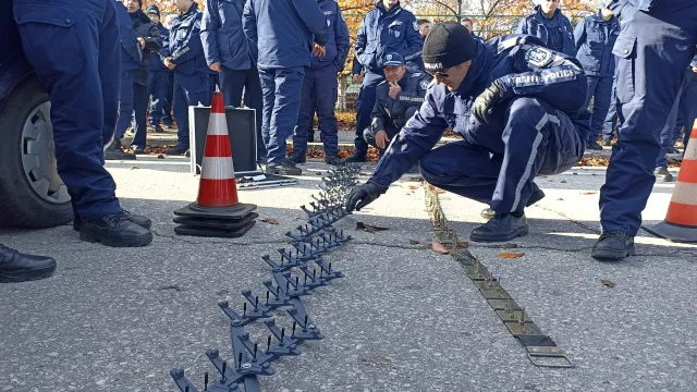 Полицаи се обучават да спират принудително коли