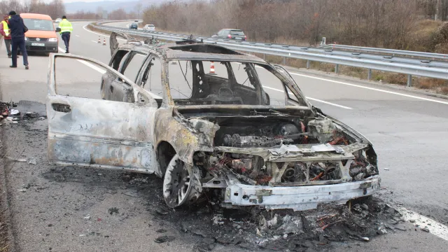 Лек автомобил изгоря тази сутрин на автомагистрала Струма Инцидентът е