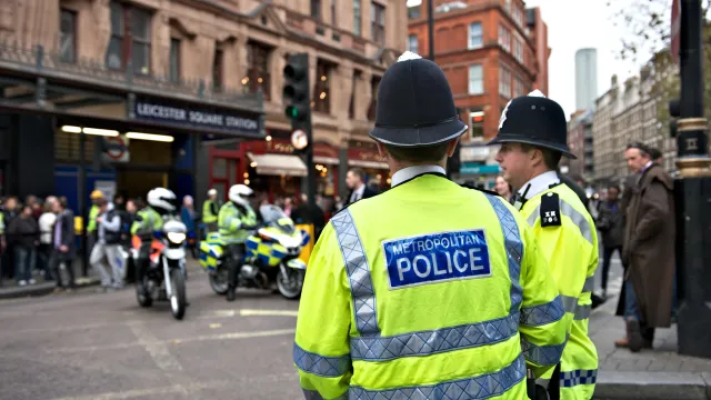 Двама тийнейджъри са били до смърт във великобританската столица Лондон