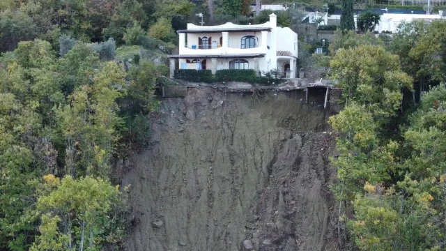 Издирват двама българи след наводнения и свлачища на италианския остров