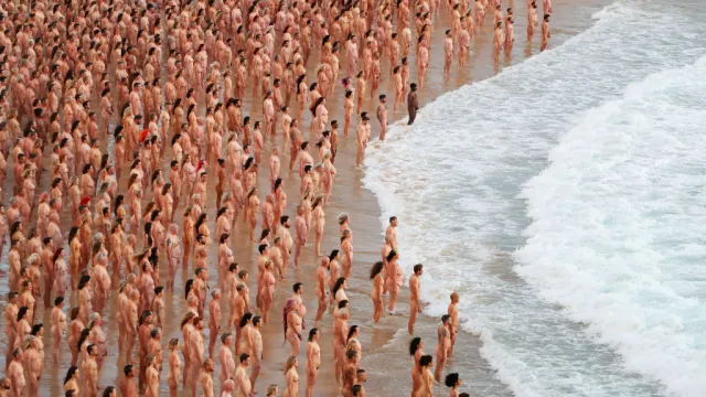 2500 души се съблякоха голи за снимка на известния австралийски
