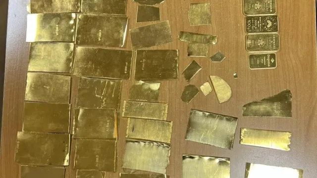 Митнически служители от Бургас откриха недекларирани 3684 11 грама златни слитъци
