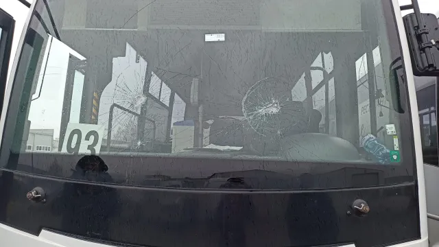 50 годишен чужденец изпочупи стъклата на два автобуса от градския транспорт