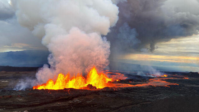 Най големият действащ вулкан в света Мауна Лоа в Хавай започна