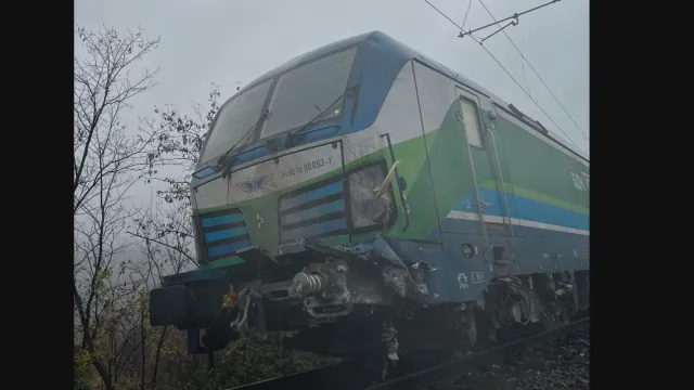 Влак е ударил паднали скали след гара Клисура Единият от