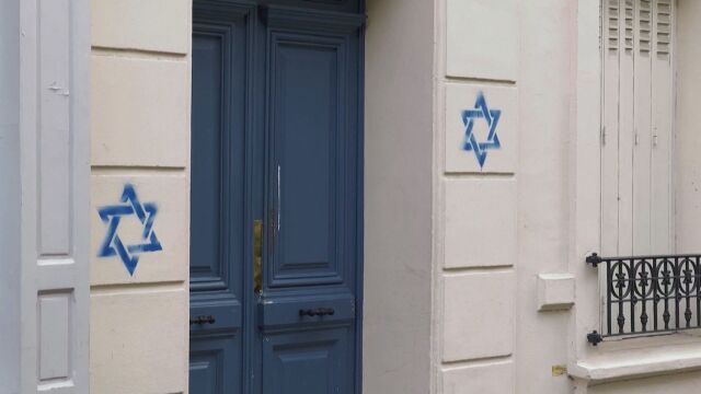Парижките власти разследват появата на десетки антисемитски графити из целия