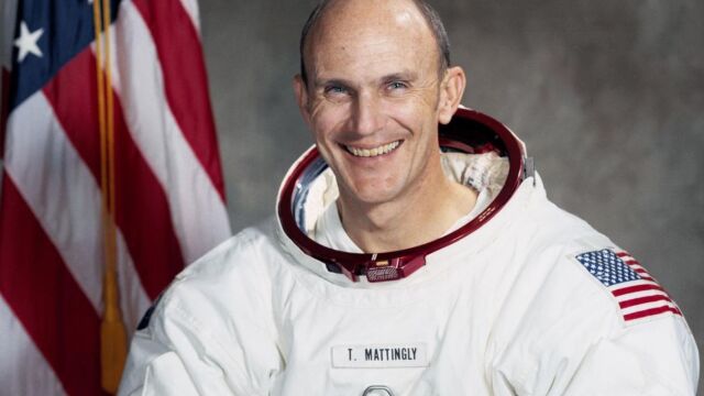 Почина американският астронавт Томас Матингли който през 1970 г се