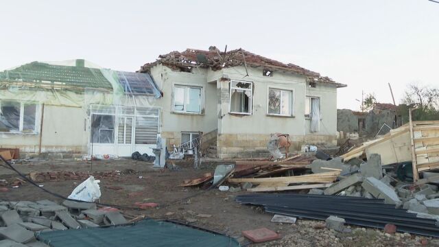 Над 100 къщи са засегнати от смерча който удари вчера