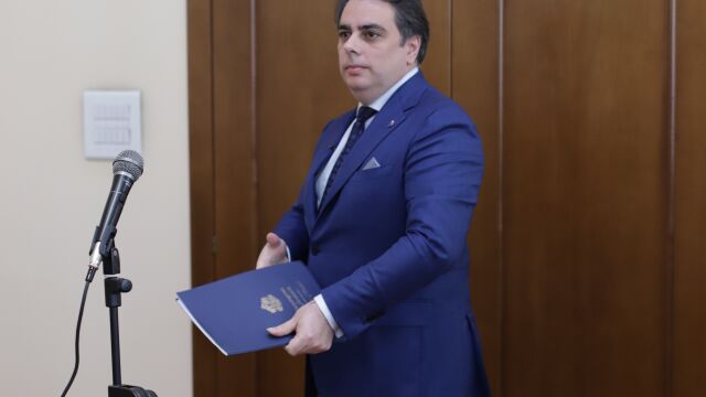Бившият министър на финансите Асен Василев отрече обвиняемите по аферата