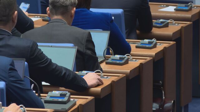 Парламентът отхвърли ветото на президента за изпращането на БТР-и в Украйна
