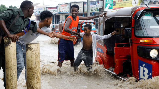 След 40-годишна суша: Наводнения оставиха 300 000 души без дом в Африка (ГАЛЕРИЯ)