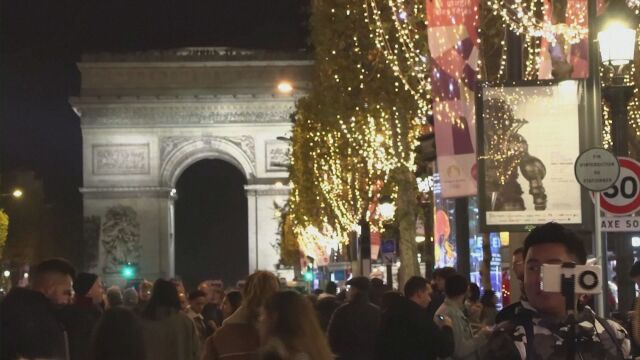 В Париж запалиха празничните светлини на Шан з Елизе В края на