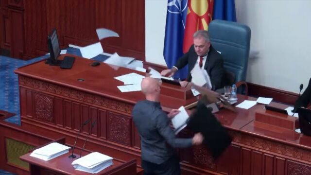 Скандал в македонския парламент: Депутати чупиха компютри и нападнаха зам.-председателя (СНИМКИ и ВИДЕО)