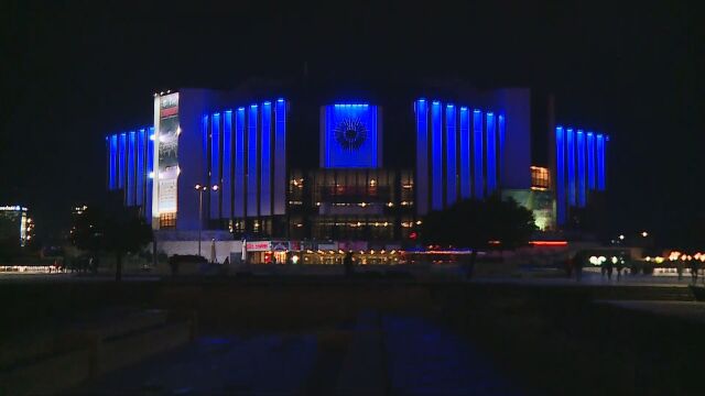 Сградата на НДК в София беше осветена в синьо тази
