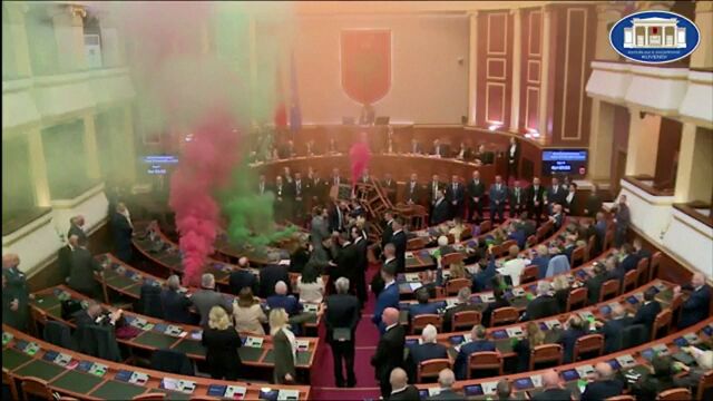 Горещи страсти и в албанския парламент Опозицията запали димни факли
