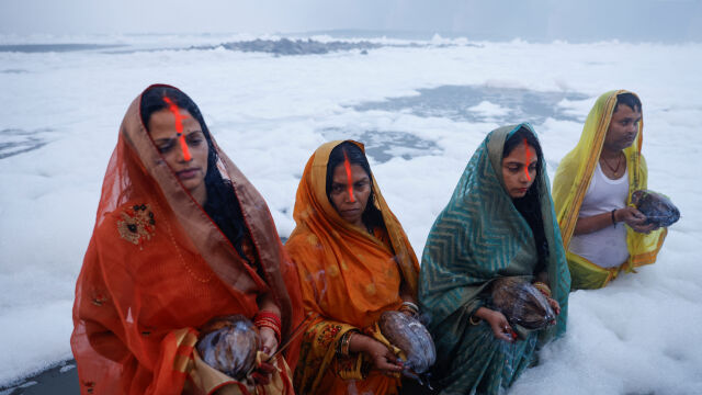 Токсична пяна покри свещена река в Индия на фона на